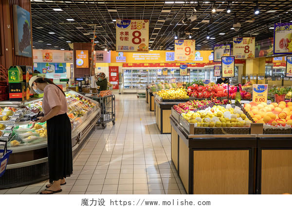 实拍超市大空间画面超市货架大型超市超市内景逛超市的人